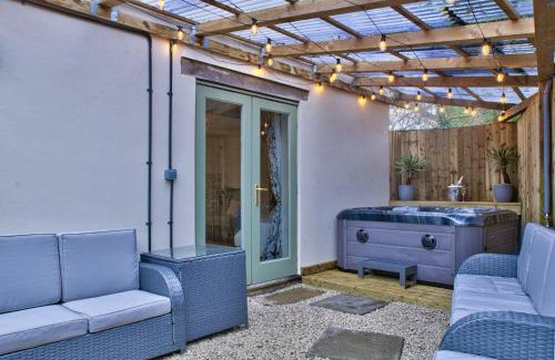 Black Bourton House | Relax at Olive Cottage: Pet & Child Friendly Retreat