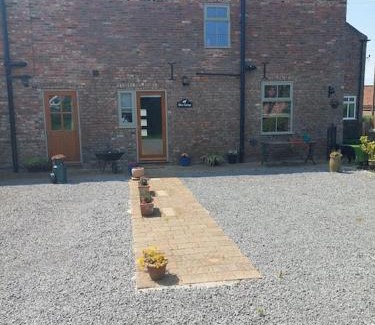 York House | Family-Friendly Olive Cottage in Grange Moor, Monkton