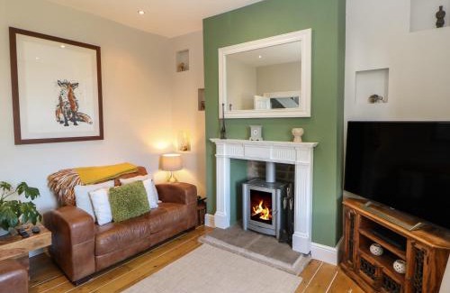Honley House | Olive Tree Cottage: 4-Star Retreat with Pet-Friendly Amenities