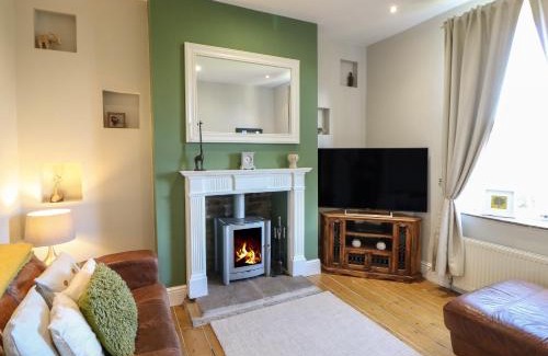 Honley House | Olive Tree Cottage: 4-Star Retreat with Pet-Friendly Amenities