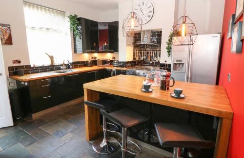 Honley House | Olive Tree Cottage: 4-Star Retreat with Pet-Friendly Amenities