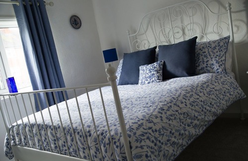Stramshall House | Olive Tree Guest House: Highly Rated with Breakfast & Kitchen