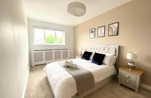 Milton Keynes House | Child-Friendly Olive View: Guest Rated 10/10 Experience