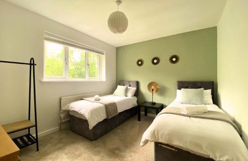 Milton Keynes House | Child-Friendly Olive View: Guest Rated 10/10 Experience