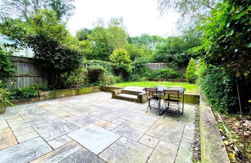 Milton Keynes House | Child-Friendly Olive View: Guest Rated 10/10 Experience