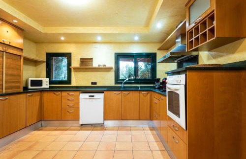 Capmany Villa | Oliver Conti: Oceanfront Retreat with 9.5/10 Guest Rating
