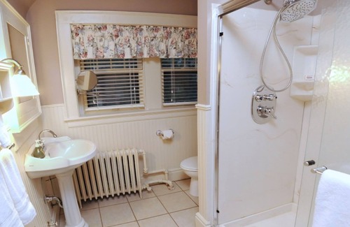 West Washington Bed & Breakfast | Delightful Oliver Inn Bed and Breakfast - Guest Rated 9.8