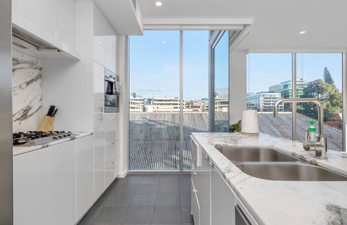 Adelaide Central Business District Apartment | Discover Oliver - The Hindmarsh Skyline Retreat Awaits