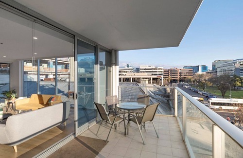 Adelaide Central Business District Apartment | Discover Oliver - The Hindmarsh Skyline Retreat Awaits