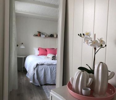 Veiholmen House | Olsens Pensjonat: Guest Rated 9/10 with Kitchen & Breakfast