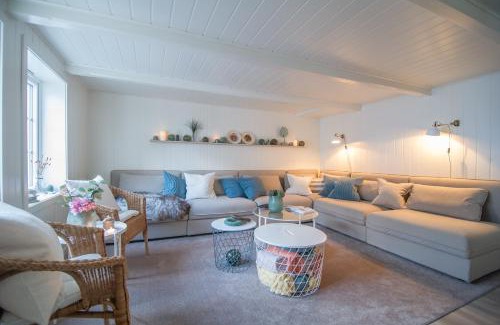 Veiholmen House | Olsens Pensjonat: Guest Rated 9/10 with Kitchen & Breakfast