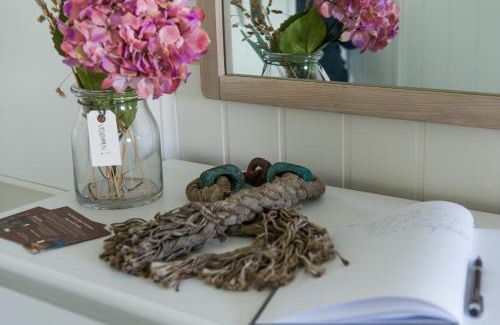 Veiholmen House | Olsens Pensjonat: Guest Rated 9/10 with Kitchen & Breakfast