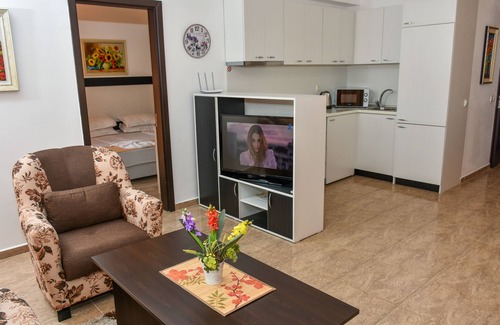 Sveti Vlas Hotel | OLYMP Apartcomplex: Relax by the Pool in a Family-Friendly Retreat