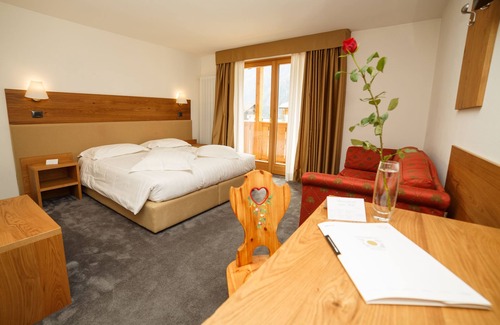 Giustino Hotel | Discover Comfort at Olympic Regina Hotel with Spa & Dining