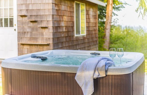 Sekiu House | Relaxing Olympic Retreat: 3 BR Cottage with Hot Tub