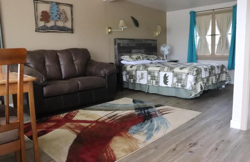 Estes Park Hotel | Pet-Friendly Olympus Lodge: A 4-Star Family Retreat