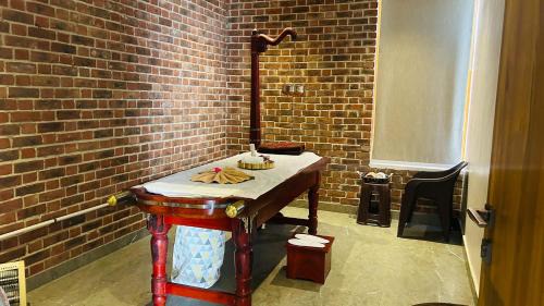 Varanasi Resort | Elegant Om Vilas Benares: Pool, Spa & Family-Friendly Stay