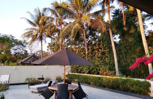 Candi Binangun House | Omah SunFlower: Oceanfront Pool with Breakfast Included
