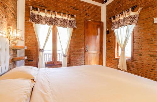 Bangunjiwo House | Omah Teras Bata Guesthouse: Pet-Friendly Retreat with Breakfast