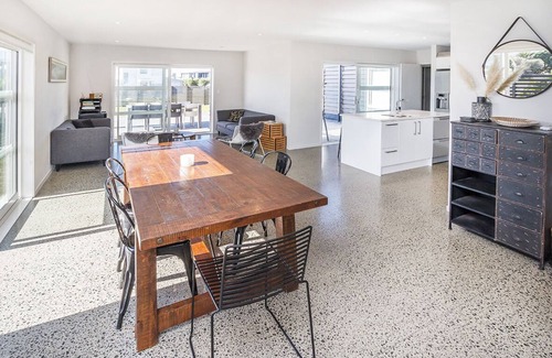 Omaha House | Omaha Central: Unmatched Comfort with Oceanfront Views
