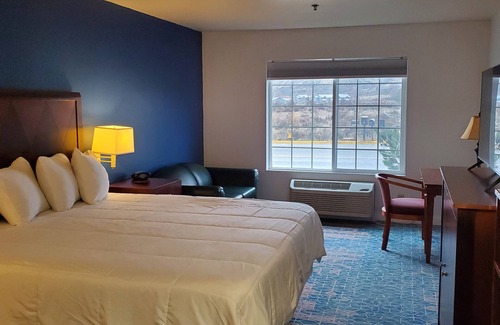 Omak Hotel | Family-Friendly Omak Inn: 4-Star Comfort with Breakfast