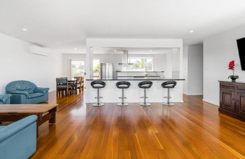 Iluka House | Omaroo: Family-Friendly Stay with Delicious Breakfast Included