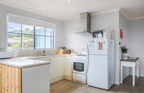 Alonnah Cottage | Omaroo Cottage Bruny Island: Oceanfront Retreat with Pool