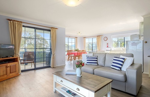 Alonnah Cottage | Omaroo Cottage Bruny Island: Oceanfront Retreat with Pool