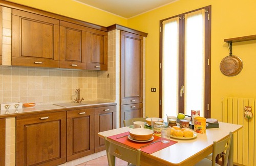 Toscolano Maderno Apartment | Family-Friendly Omas Haus with Kitchen & Breakfast Included