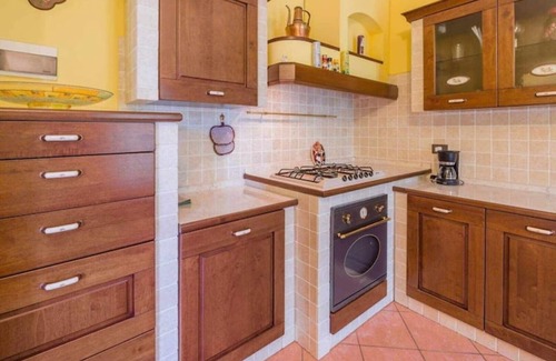 Toscolano Maderno Apartment | Family-Friendly Omas Haus with Kitchen & Breakfast Included