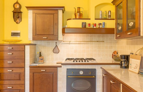 Toscolano Maderno Apartment | Family-Friendly Omas Haus with Kitchen & Breakfast Included