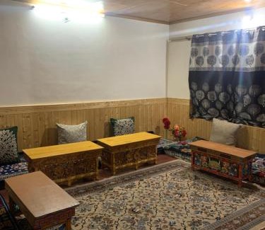 Hundur House | Cozy OMBAY GUESTHOUSE with Inclusive Breakfast Awaits