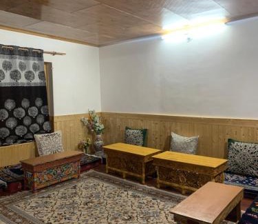Hundur House | Cozy OMBAY GUESTHOUSE with Inclusive Breakfast Awaits