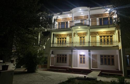 Hundur House | Cozy OMBAY GUESTHOUSE with Inclusive Breakfast Awaits