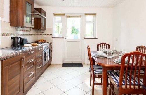 Hanwell House | Cozy Double Room with Shared Kitchen in Hanwell