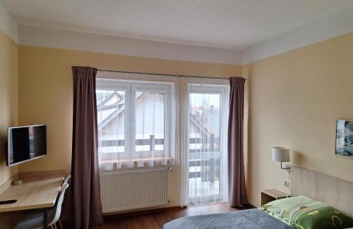 Jantar Bed & Breakfast | Omega Jantar: Family-Friendly Retreat with Pool Access