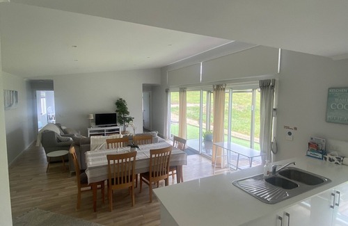 Omeo House | Omeo Mountain Views: Peaceful Getaway with Pool & Breakfast