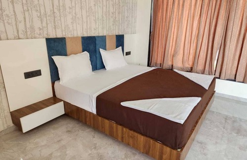 Rajkot Hotel | Discover Omkara Resort: Family-Friendly with Pool Access