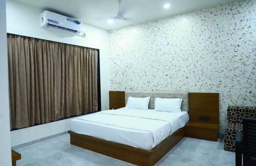 Rajkot Hotel | Discover Omkara Resort: Family-Friendly with Pool Access