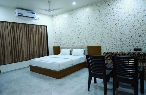 Rajkot Hotel | Discover Omkara Resort: Family-Friendly with Pool Access