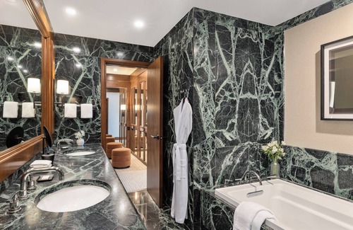 Las Colinas Hotel | Premier Omni Las Colinas Hotel with Pool & Spa Amenities