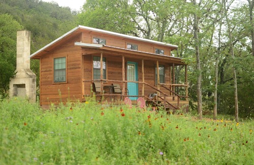 Leakey Cabin | Pet-Friendly Retreat on Twisted Sisters Loop for Couples
