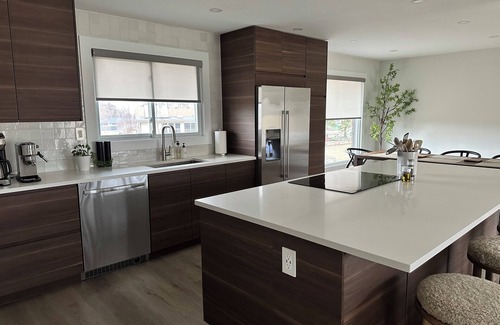 Merritton House | Modern Bungalow Near Falls: Wine Bar & Fire Pit Fun!