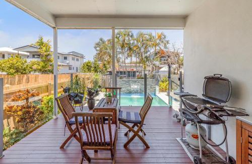 Lota Apartment | Oceanfront Flat with Pool in Manly's Cafe Hub