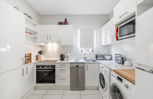 Lota Apartment | Oceanfront Flat with Pool in Manly's Cafe Hub