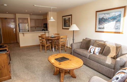 Lakeside Village Condo | Beautiful Retreat on Keystone Lake with Pool & Spa Access