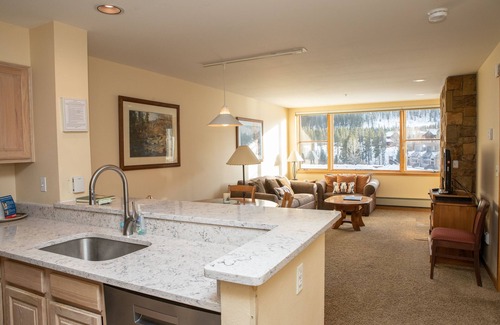 Lakeside Village Condo | Beautiful Retreat on Keystone Lake with Pool & Spa Access