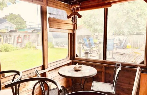 Pointe-du-Chene Cabin | On Pointe! Pet-Friendly Hotel with Family Amenities