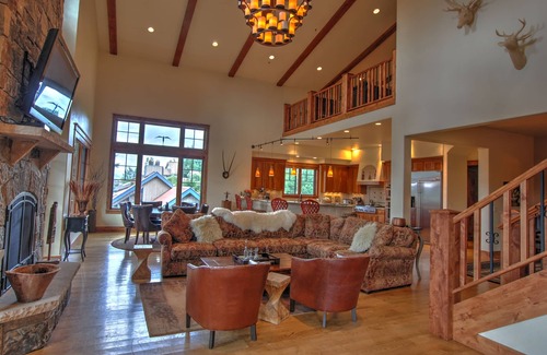 Steamboat Springs House | Pet-Friendly 5 BD Home with Hot Tub Near Steamboat Bus Stop