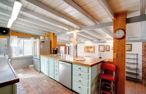 Dennis House | On-Site River Access: Fishing Retreat in Granbury!